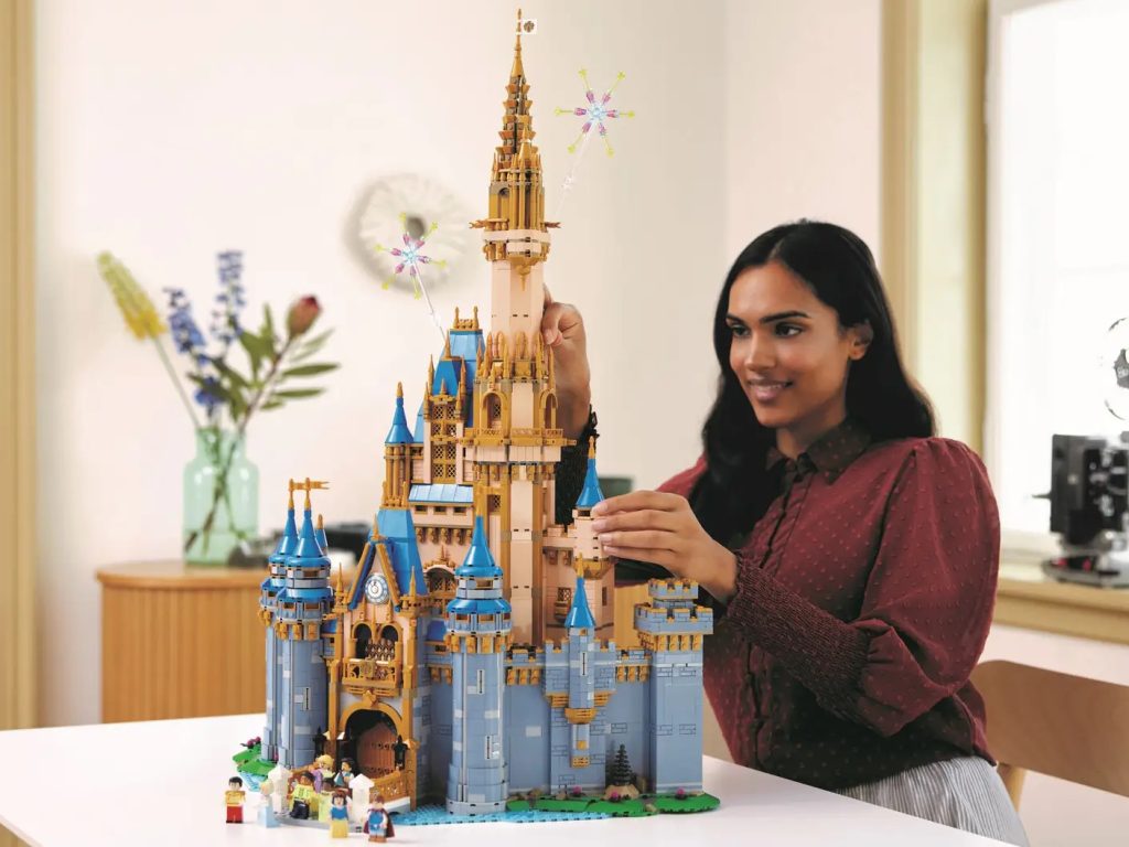 Disney Princess fans will love exploring this set, with its 8 LEGO® minifigures and an impressive, detailed castle full of classic movie references in the LEGO® Disney Castle